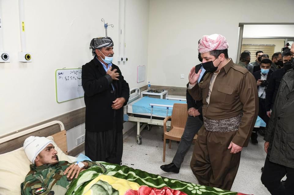 مسرور بارزانی نخست وزیر اقلیم کوردستان هنگام عیادت از زخمی های حملە تروریستی داعش